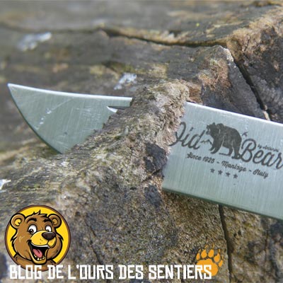 Très affutée d'usine à la meule, le fil de lame d'un couteau Old Bear est très tranchant mais moyennenent robuste à cause de son acier basique AISI 420