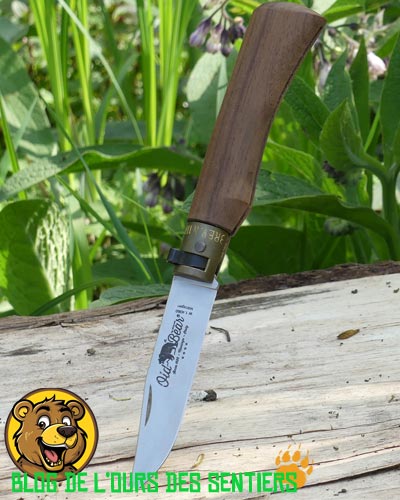 Le modèle de canif manche bois de noyer noyer américain 9307-19.LN Old Bear possède une viroke de sécurité lupo lock
