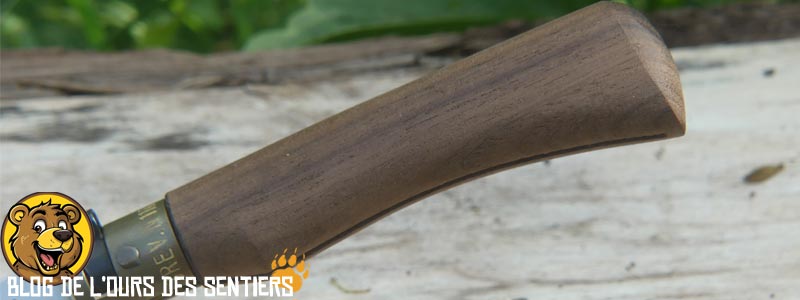 Le manche en bois de noyer sur le couteau randonnée old bear est huilé mais non vernis ce qui lui donne un aspect authentique