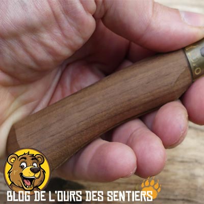 Des formes arrondies sont présentes sur les manches des couteaux pliants Old Bear ce qui leurs confèrent une très bonne prise en mains