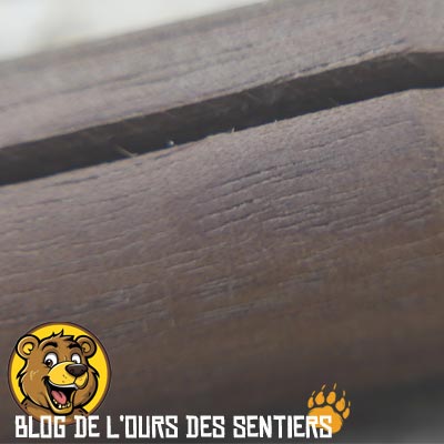 Grace au traitement huilé du manche en bois du couteau pliant de randonnée Old Bear, les détails du bois sont bien préservés et visibles
