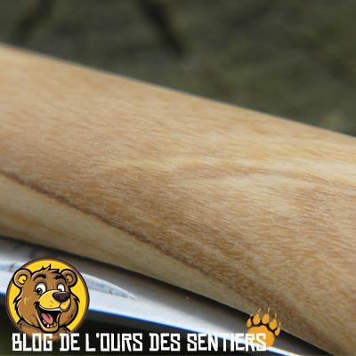 On retrouve les mêmes marquages du bois huilé sur un manche en bois d'Olivier sur un autre couteau Old Bear