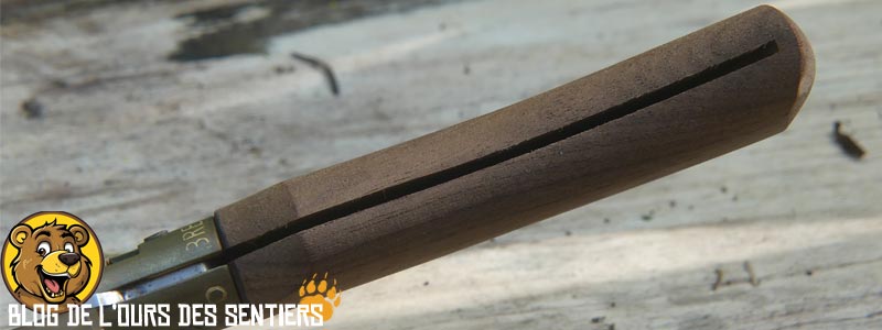 Le tracé de repli de la lame acier 420 du couteau old bear est bien fini dans le manche en bois de noyer