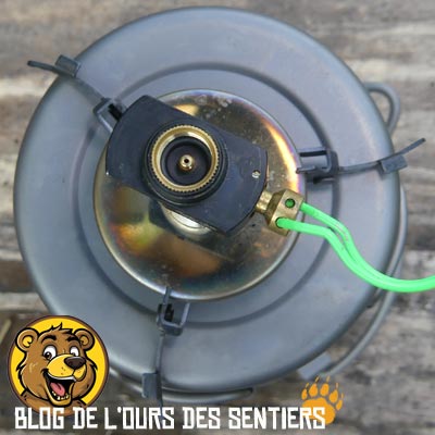 Vue du réchaud Crux Lite placé sous un pot titane Toaks de 55 cl