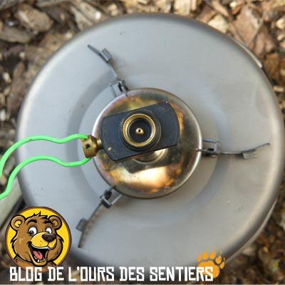 Vue du réchaud Crux Lite placé sous un pot titane MSR de 1.4 litres cl