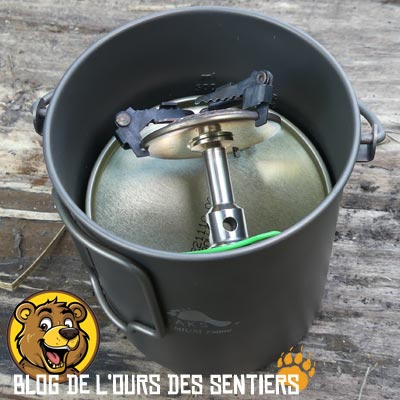 Le réchaud Crux Lite Optimus se range facilement dans un pot de 75 cl en titane Toaks