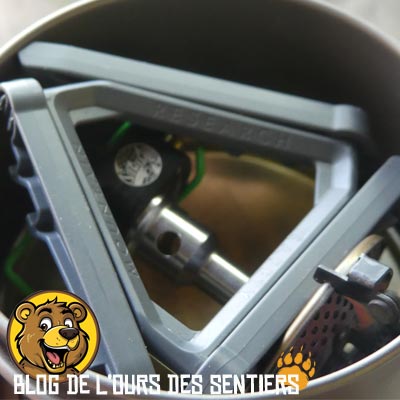 Dans un pot en titane Toaks de 75 cl on rentre tout juste le réchaud Crux Lite, une cartouche de gaz 100 g et un support cartouche