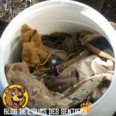 Vue d'un cube de déshumidification Silent Dry dans une touque étanche de vêtements