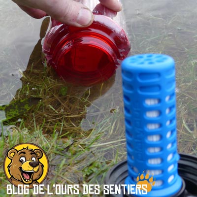 Remplir votre gourde Nalgene est facile dans n'importe quel point d'eau dans la nature, il suffit juste d'enlever le bouchon filtrant DayCap Platypus