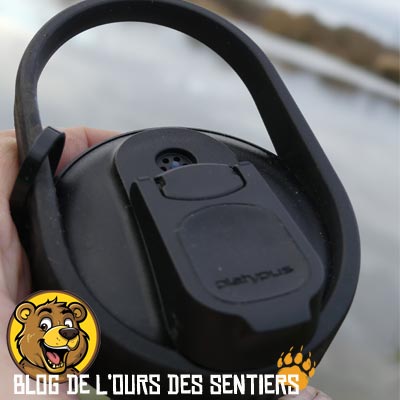 Une grosse anse est moulée avec le bouchon du filtre Daycap Platypus ce qui permet d'accrocher la gourde devenue filtrante à son sac à dos avec un mousqueton