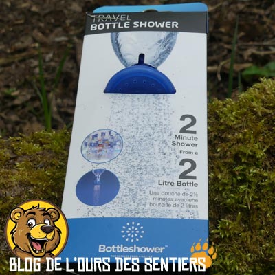 Pour prendre une petite douche ultra légère en bivouac ou en voyage, Lifeventure propose un pommeau de douche adaptable sur un grand nombre de bouteilles