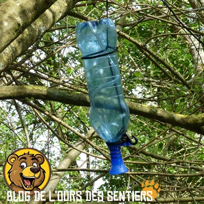 Pratique la cordelette fournie avec la douchette portable lifeventure qui permet de l'accrocher à un arbre