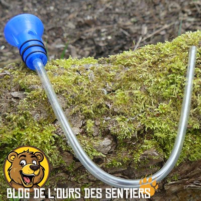 Un tuyau siphon présent sur le pommeau de la douche portable légère lifeventure permet de maintenir le débit d'eau constant au niveau du pommeau