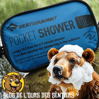 Douche solaire compacte et légère, la pocket shower sea to summit est idéale pour le trek et les voyages