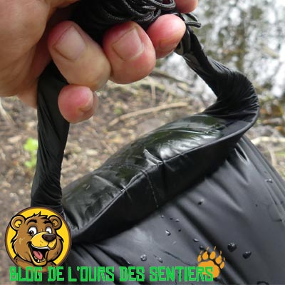 Grace à sa solide sangle roll top, le sac réservoir de la douche solaire portable sea to summit peut être fermé de façon étanche