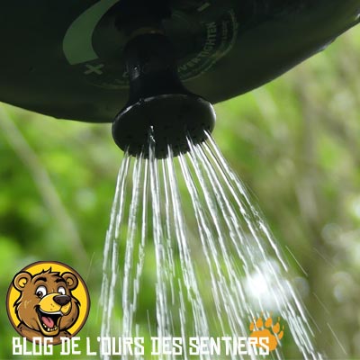 Le débit d'eau en sortie du pommeau de la douche pliable et portable sea to summit est assez stable