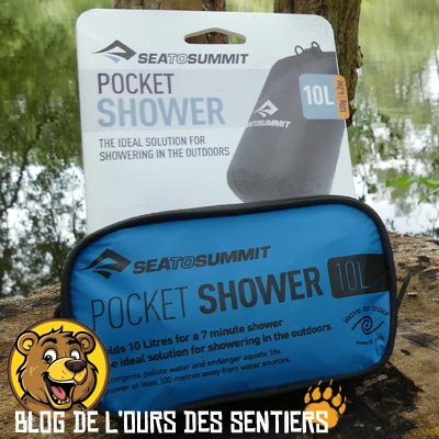 Compacte et ultra légère, la douche solaire de poche sea to summit se range dans une petite pochette zippée étanche