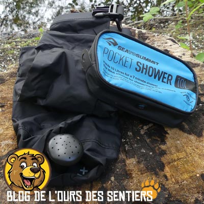 Avec sa sac en nylon 70D, la pocket shower sea to summit se plie pour se ranger dans sa petite pochette de transport