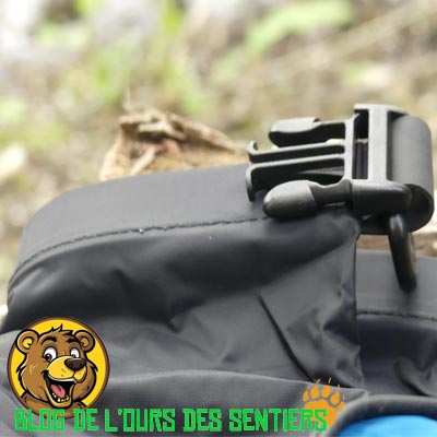 Grace à la robuste sangle roll top, le réservoir de la douche portable sea to summit peut être fermé hermétiquement
