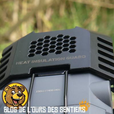 Vue de la grille anti brulures au dos de la plaque chauffante pour tablettes insecticides de l'EMR10 Nitecore
