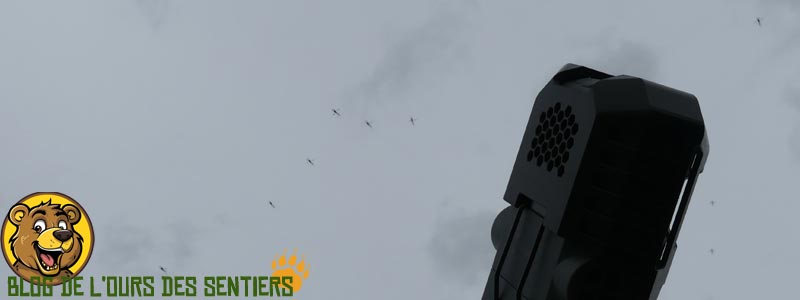 Vue d'une nuée de moustiques et moucherons peu dérangés par le répulsif nomade EMR10 Nitecore anti nuisibles