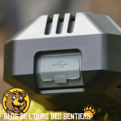 Vue de la protection du port USB-C sur l'appareil répulsif nomade électronique Nirecore EMR10