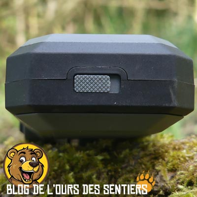 Vue du verrou sur le boitier de piles rechargeables de l'appareil répulsif nomade EMR10 Nitecore
