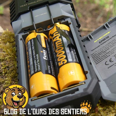 Vue des deux piles rechargeables 5000 mAh type 21700 de l'appareil répultif anti insectes EMR10 Nitecore