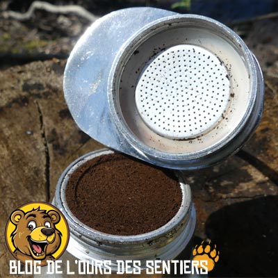 Le siphon d'extration des arômes de café espresso comporte un réservoir pour café moulu