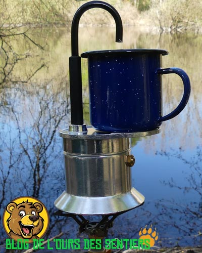 Le support de la tasse sur la mini cafetière espresso maker d'Origin Outdoors est stable et bien proportionnée