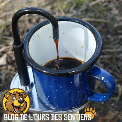 La tuyère d'extraction du café espresso permet de bien remplir sa tasse sans perdre une seule goutte