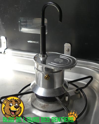 Petite et compatible avec les plaque de feu de fourgon aménagé, il est aussi possible d'utiliser la cafetière espresso origin outdoors en vanlife