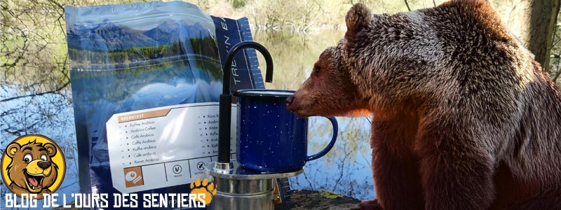 Faire du bon café espresso sur un bivouac de randonnée, cela est possible et facile grâce à la mini cafetière espresso origin outdoors