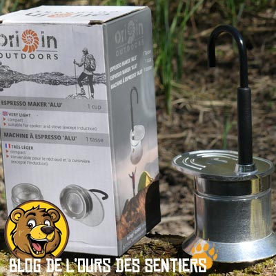 Se faire couler un petit café espresso une tasse avec la mini cafetière origin outdoors est possible en bivouac