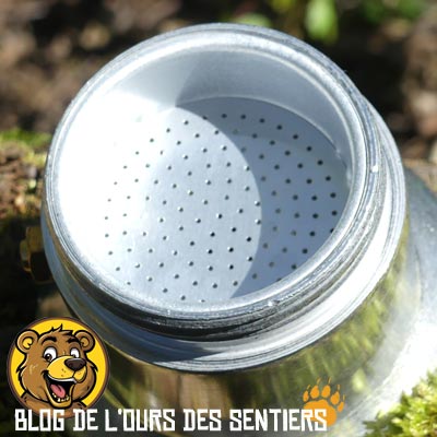 Le siphon et réservoir de café moulu est finement ajouré pour laisser passer l'eau bouillante sous pression dans le café moulu