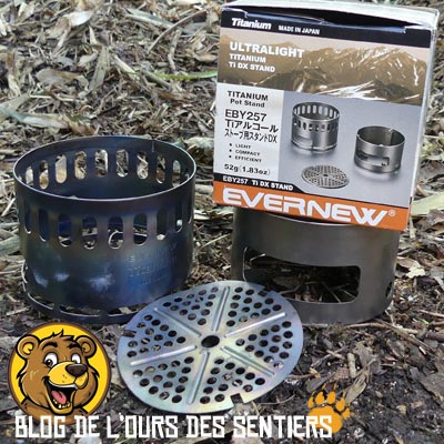 Avec le Réchaud multicombustible EBY257 Ti DX Stand Evernew, vous pourrez bénéficier d'un réchaud compact et minimaliste pour le trek