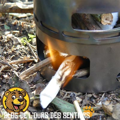 Allumer son réchaud bois bushcraft avec le papier tinderfire Hammarö, rien de plus rapide ni aussi efficace