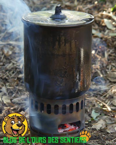 L'utilisation en mode combustible bois, le réchaud Ti DX Stand titane evernew est assez efficace