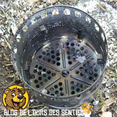 Le nettoyage du réchaud après combustion de bois est très facile sur le réchaud titane Everniew Ti DX stand