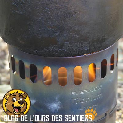 La hauteur du conduit du réchaud Ti DX stand Evernew permet de bien canaliser la flamme du bruleur alcool
