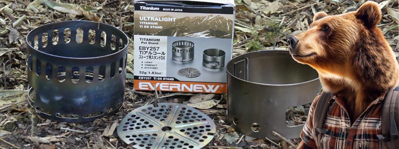 Le Test du réchaud ultra léger en titane Evernew Ti DX Stand EBY257 vous permet de comprendre le fonctionnement de ce réchaud bois alcool pliant adapté au trek minimaliste