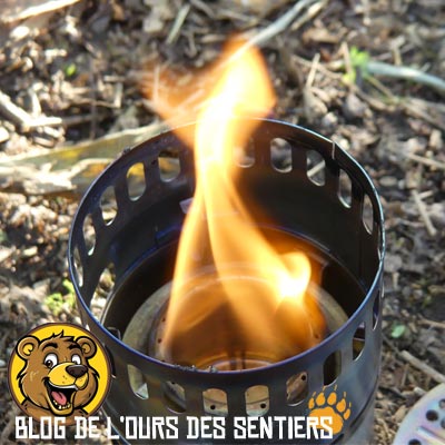 Le bruleur alcool liquide Highlander donne une belle flamme canalisée dans le réchaud Evernew titanium