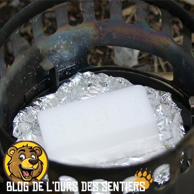 Pour utiliser des cubes d'hexamine dans le réchaud Ti DX Stand, il faut se fabriquer une coupelle réceptacle et ne pas utiliser le bloc combustible sur la grille