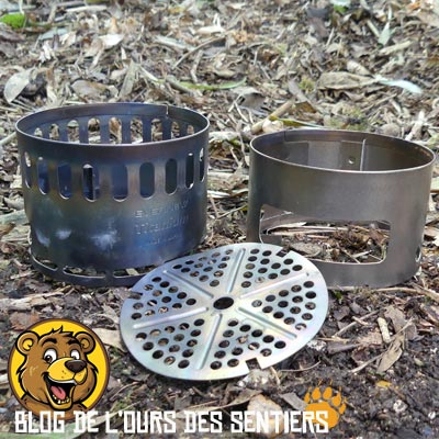 Compact et ultra léger,  le petit réchaud EBY257 Evernew Ti DX Stand se compose de trois pièces en titane pour une grande légèreté et robustesse