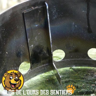 Des pattes de maintien pour la grille d'aération sont présentes dans le cylindre inférieur du réchaud titane Evernew