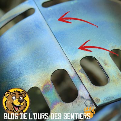 Deux points de soudure tiennent les bandes inox composant chaque cylindre du réchaud Evernew Ti DX Stand