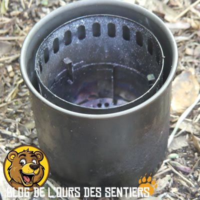 La taille du réchaud Evernew non démonté permet de le ranger dans un pot de 75 cl directement