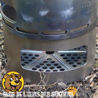 Sur la partie basse du réchaud Evernew, il existe une fenêtre d'accès pour l'ajout de combustible.