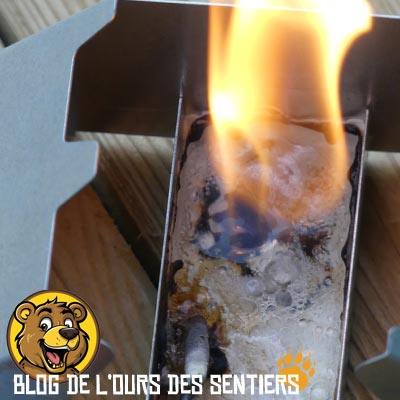 la combustion du gel éthanol permet de chauffer la partie solide du Firedragon pour le transformer en vapeurs d'alcool hautement combustible
