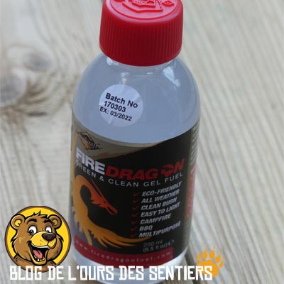 au format bouteille, le gel éthanol est semi liquide ce qui permet un dosage précis de ses besoins en combustibles